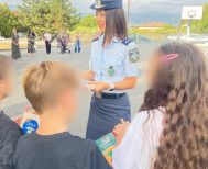 Ενημερωτικό υλικό με χρήσιμες συμβουλές για την οδική ασφάλεια μοίρασε η Τροχαία σε μαθητές