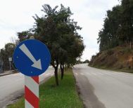 Καλώδια και αναμονές περιμένουν να τοποθετηθούν φωτιστικά στον δρόμο κάτω από το Άλσος Παπάγου