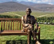 Ο κυρ Γιάννης “επέστρεψε” στ’ αμπέλια του  • Παρουσιάστηκε το ορειχάλκινο άγαλμα του Γιάννη Μπουτάρη