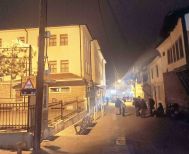 Τα φώτα από τα μαγαζιά και ο προβολέας του 1ου δημοτικού σχολείου φωτίζουν την οδό Κοντογεωργάκη