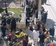 Άμεση επέμβαση του μοτοσυκλετιστή του ΕΚΑΒ κατά την παρέλαση στο κέντρο της Βέροιας