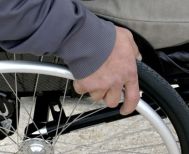 Οι συνταξιούχοι ΑμεΑ θα λάβουν τα 250 ευρώ χωρίς ηλικιακό όριο