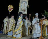 Το χαρμόσυνο μήνυμα της Ανάστασης  από τον Μητροπολίτη, στην Πλατεία Εληάς της Βέροιας