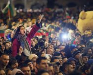 Λίγο πριν μπει στο ευρώ, έπεσε η κυβέρνηση στη Βουλγαρία μετά  από μεγάλες διαδηλώσεις