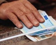 Τέλος στους δωρεάν τραπεζικούς λογαριασμούς με μηνιαίες συνδρομές που θα φέρνουν επιπλέον 341 εκατ. ευρώ ετησίως στις τράπεζες