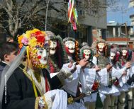 Κορυφώνεται η Αποκριά της Νάουσας με το μοναδικό δρώμενο «Γενίτσαροι και Μπούλες»     Χιλιάδες επισκέπτες αναμένονται το τριήμερο 21–23 Φεβρουαρίου 2026     Σάββατο 21 Φεβρουαρίου 2026: «Μια πόλη, μια γιορτή» – Ολοήμερο ξέφρενο γλέντι σε κάθε γωνιά της Νά