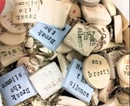 100 χειροποίητα κεραμικά μπρελόκ με μηνύματα ευαισθητοποίησης  και ενδυνάμωσης 