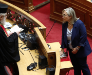 Ορκίστηκε βουλευτής η Στέλλα Αραμπατζή, στη θέση του Απ. Βεσυρόπουλου