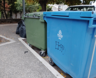 Δύσκολη η πρόσβαση, όταν οι κάδοι ανοίγουν από την πλευρά των θέσεων στάθμευσης