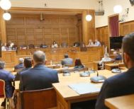 Κατά πλειοψηφία, μόνο από τη ΝΔ, εγκρίθηκε  το πόρισμα για την τραγωδία των Τεμπών  – Την Τρίτη στην Ολομέλεια η συζήτηση και λήψη απόφασης