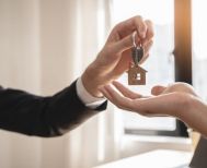 Βλέπουμε να μπαίνουν τα «κλειστά σπίτια» και τα κίνητρα εκμίσθωσης,  στα οικογενειακά συμβούλια!