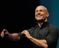 THN ΚΥΡΙΑΚΗ 25 ΙΑΝΟΥΑΡΙΟΥ Stand Up Therapy: Από-Μηχανής Άνθρωπος,  ένα βιωματικό ταξίδι με τον Μάνο Χατζημαλωνά, στη Στέγη