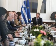 Επέκταση δικαιώματος της επιστολικής ψήφου Μητσοτάκης για Εθνικές εκλογές 2027: Δημιουργία Τριεδρικής Περιφέρειας Απόδημου Ελληνισμού – Επανέρχονται στις 12 οι έδρες Επικρατείας και παραμένει στο 3% το όριο εισόδου στη Βουλή