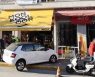 Αυτοκίνητο «καρφώθηκε» σε κατάστημα αρτοσκευασμάτων στο κέντρο της Βέροιας