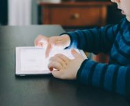 Η συνεχής έκθεση των παιδιών στις οθόνες αυξάνει τα περιστατικά μυωπίας ακόμη και από την προσχολική ηλικία