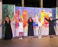 «Ούτε Μπρος ούτε Πίσω»: Μια Σατυρική Ματιά στην Σύγχρονη Ελληνική Πραγματικότητα