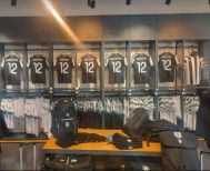 Τιμητικές φανέλες στη μπουτίκ για  τους αδικοχαμένους οπαδούς του ΠΑΟΚ