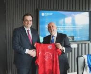 Ο Πιερρακάκης δώρισε φανέλα του Πανιωνίου στον Διοικητή  της Τράπεζας της Ιρλανδίας