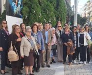 Κρέμασαν και φέτος στα δέντρα, τις ροζ κορδέλες με τον γνωστό συμβολισμό της πρόληψης