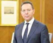 ΕΚΘΕΣΗ ΤΟΥ ΔΙΟΙΚΗΤΗ ΓΙΑ ΤΟ ΕΤΟΣ 2025 AΠΟ ΤΗΝ ΚΡΙΣΗ ΣΤΗΝ ΑΝΘΕΚΤΙΚΟΤΗΤΑ: Η ΕΛΛΗΝΙΚΗ ΟΙΚΟΝΟΜΙΑ ΣΕ ΣΥΝΘΗΚΕΣ  ΑΥΞΗΜΕΝΗΣ ΔΙΕΘΝΟΥΣ ΑΒΕΒΑΙΟΤΗΤΑΣ ΚΑΙ ΑΛΛΕΠΑΛΛΗΛΩΝ ΔΙΑΤΑΡΑΧΩΝ  Ομιλία του Διοικητή της Τράπεζας της Ελλάδος Γιάννη Στουρνάρα στη Γενική Συνέλευση των Με