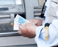 Με παρεμβάσεις του υπουργείου Οικονομικών Τράπεζες: Μηδενίζονται  οι χρεώσεις μέσω ΔΙΑΣ στα ΑΤΜ  -Εθνικό πλαφόν 1,5 ευρώ για όλες τις άλλες πληρωμές