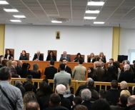 Ξεκίνησε η δίκη των Τεμπών με αναβολή και έντονες αντιδράσεις από συγγενείς θυμάτων και συνηγόρους