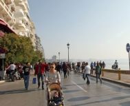Κυριακάτικη βόλτα στην πεζοδρομημένη παραλιακή της Θεσσαλονίκης 