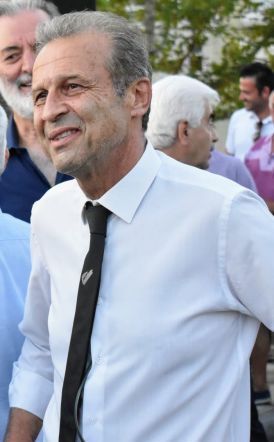 «Με τα λόγια χτίζω ανώγια και κατώγια»