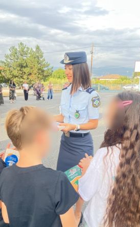 Ενημερωτικό υλικό με χρήσιμες συμβουλές για την οδική ασφάλεια μοίρασε η Τροχαία σε μαθητές