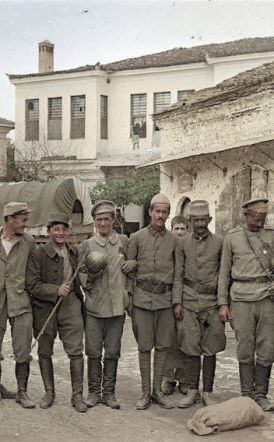 ΜεΜιαΜατια  Τα πρόσωπά τους, σκαμμένα από τον χρόνο και την κακουχία, κοιτούν τον φακό με μια σιωπηλή αξιοπρέπεια