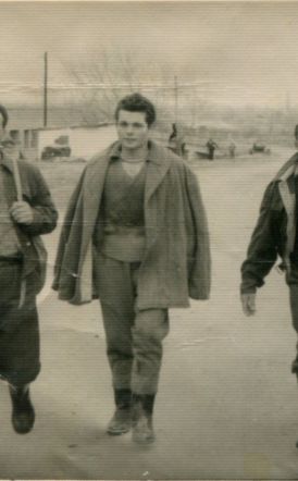 ΜεΜιαΜατια Δεκαετία του ΄50, μεγάλη η κούραση, μεγαλύτερα τα χαμόγελα. Σφαχτέδες, στο παλιό μας σφαγείο, απέναντι από το γήπεδο