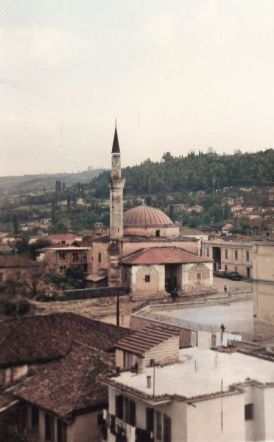 ΜεΜιαΜατια Ο μιναρές υψώνεται ήσυχος πάνω από τις στέγες