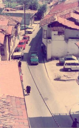 ΜεΜιαΜατια Οδός Κεντρικής, στο ύψος της Παλιάς Μητρόπολης. Αρχές δεκαετίας του ΄90.