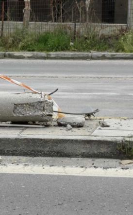 Πότε επιτέλους θα μετακινήσετε την πεσμένη τσιμεντένια κολώνα φωτισμού στην οδό Θεσσαλονίκης;