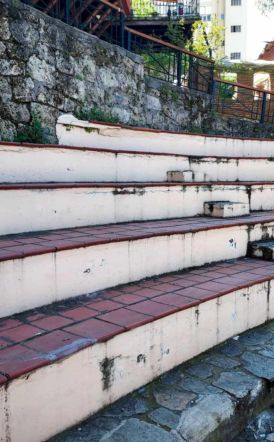 Εργασίες συντήρησης των κερκίδων στο θεατράκι δίπλα στην Συναγωγή