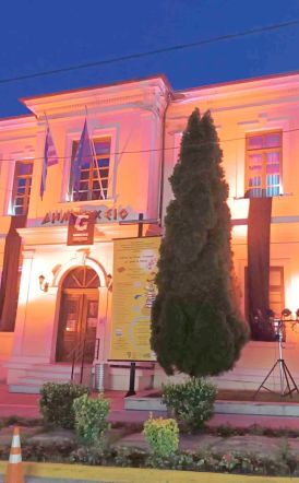 Με πένθιμο μαύρο και κόκκινο του αίματος «βάφτηκε» το Δημαρχείο Βέροιας ως φόρο τιμής στη Γενοκτονία των Ελλήνων του Πόντου