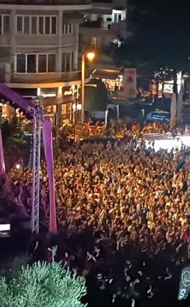 Πορτοκάλογλου και Κότσιρας «γέμισαν» την πλατεία Ωρολογίου το βράδυ του Σαββάτου