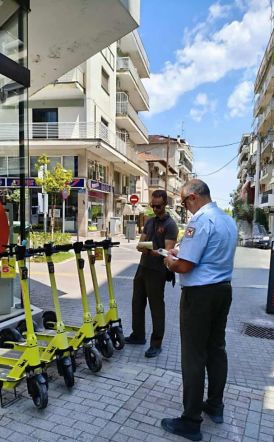 «Επιμένουν» τα κίτρινα ηλεκτρικά πατίνια και…τρώνε κλήση στο κέντρο της Βέροιας!