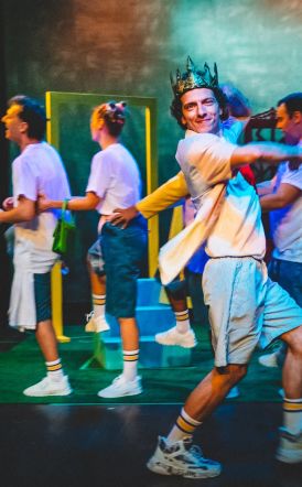 Στην Αντωνιάδεια Στέγη Γραμμάτων και Τεχνών «Ματίας ο Πρώτος», από την Παιδική Σκηνή του ΔΗ.ΠΕ.ΘΕ. Βέροιας σε  σκηνοθεσία Χρήστου Κυπαρισσόπουλου -Πρεμιέρα για το κοινό στις 16 Νοεμβρίου και για σχολεία έως 19 Δεκεμβρίου