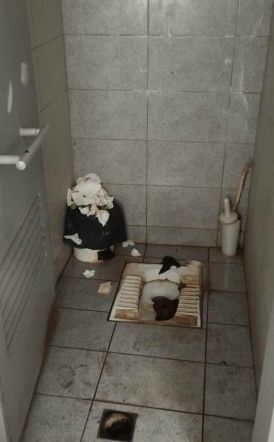 Αηδιαστική η πραγματικότητα της μοναδικής δημόσιας τουαλέτας στη Βέροια