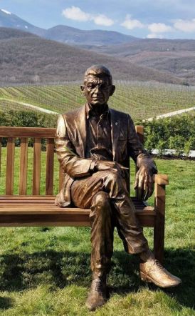 Ο κυρ Γιάννης “επέστρεψε” στ’ αμπέλια του  • Παρουσιάστηκε το ορειχάλκινο άγαλμα του Γιάννη Μπουτάρη