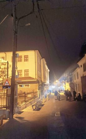 Τα φώτα από τα μαγαζιά και ο προβολέας του 1ου δημοτικού σχολείου φωτίζουν την οδό Κοντογεωργάκη