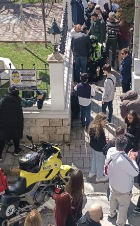 Άμεση επέμβαση του μοτοσυκλετιστή του ΕΚΑΒ κατά την παρέλαση στο κέντρο της Βέροιας