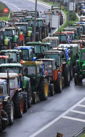 Πιο δυναμικά μπαίνουν στις κινητοποιήσεις οι αγρότες σε όλη τη χώρα -  Μπλόκα σε εθνικές οδούς, τελωνεία και κομβικά σημεία