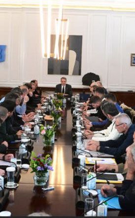 Πολύωρη η συνάντηση της Δευτέρας μεταξύ αγροκτηνοτρόφων –Μητσοτάκη -Αποχώρησαν τα τρακτέρ από τα μπλόκα Νησελίου και Κουλούρας, παραμένουν στην άκρη του δρόμου στα Μάλγαρα