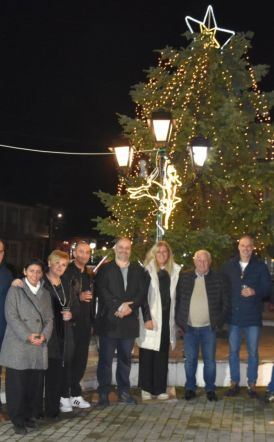 Άναψαν τα Χριστουγεννιάτικα Δέντρα σε Αγγελοχώρι  και Στενήμαχο