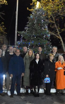 Φωταγωγήθηκε το Χριστουγεννιάτικο Δέντρο στην Ειρηνούπολη     Λαμπερή έναρξη της εορταστικής περιόδου στην Πλατεία Ζερβοχωρίου