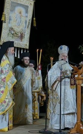 Το χαρμόσυνο μήνυμα της Ανάστασης  από τον Μητροπολίτη, στην Πλατεία Εληάς της Βέροιας