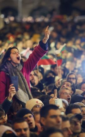 Λίγο πριν μπει στο ευρώ, έπεσε η κυβέρνηση στη Βουλγαρία μετά  από μεγάλες διαδηλώσεις