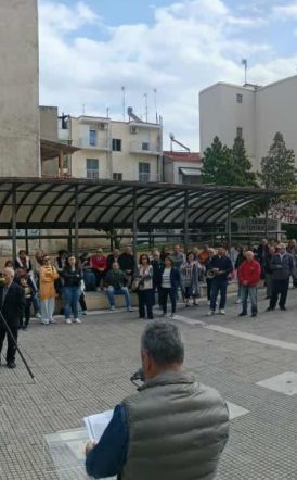 Στις Πλατείες Δημαρχείου και Ωρολογίου - Απεργιακές συγκεντρώσεις χθες στη Βέροια από εργαζόμενους και συνταξιούχους του δημόσιου και ιδιωτικού φορέα  -Διατράνωσαν την αντίθεσή τους στο νέο εργασιακό νομοσχέδιο της κυβέρνησης